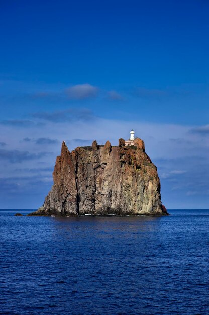 Photo italy, sicily, aeolian islands, stromboli, strombolicchio rock