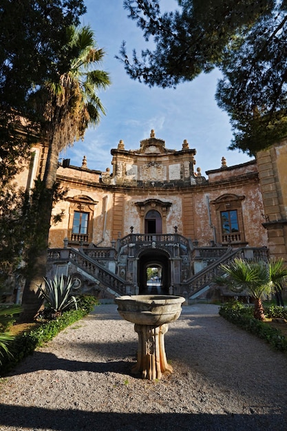 イタリア シチリア バゲリア パレルモ ヴィラ パラゴニア 1715 aC 庭園とヴィラのファサードの眺め