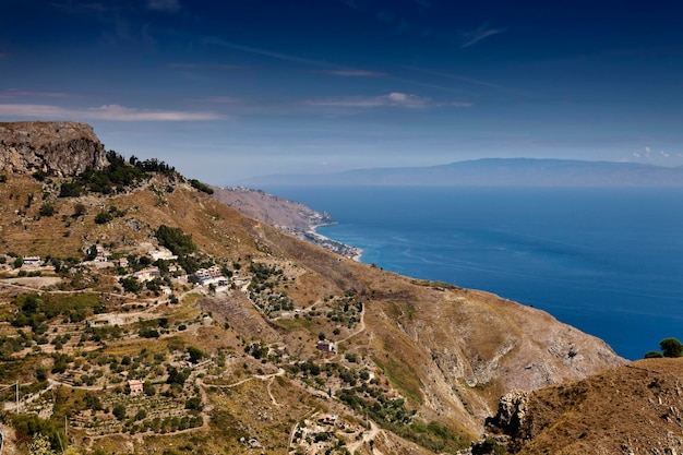 イタリア シチリア カステルモーラ シチリア東部の岩の多い海岸線とイオニア海の眺め