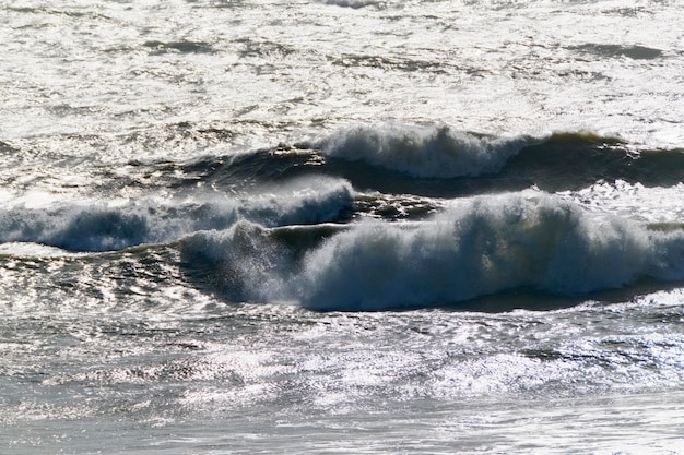 イタリア、シチリア海峡、冬の荒れた地中海