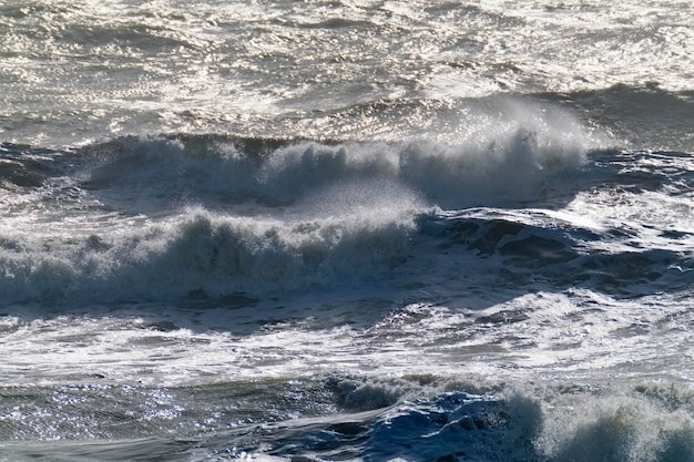 イタリア、シチリア海峡、冬の荒れた地中海