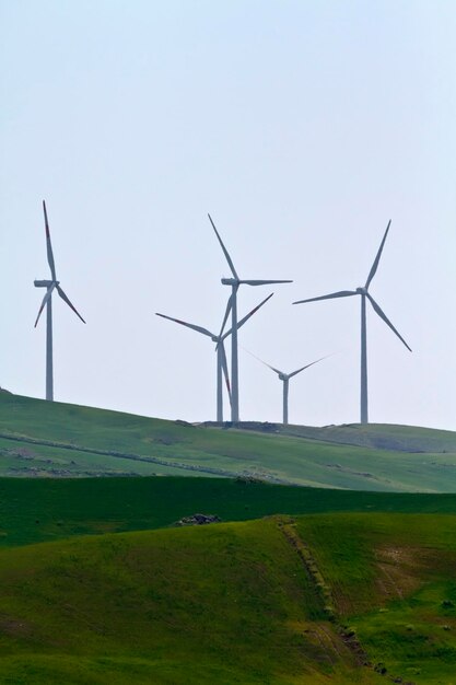 イタリア メッシーナ近くのシチリアの田園地帯 Aeolic エネルギー タービン