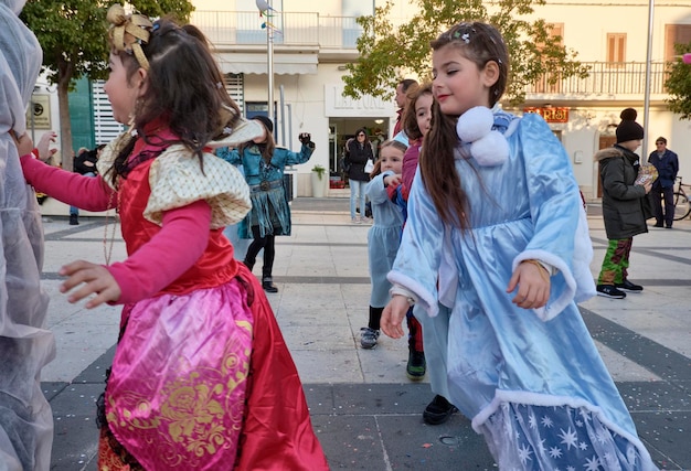 Foto italia, sicilia, marina di ragusa (provincia di ragusa); 2 marzo 2019, bambini che giocano a carnevale in una piazza centrale del paese - editoriale