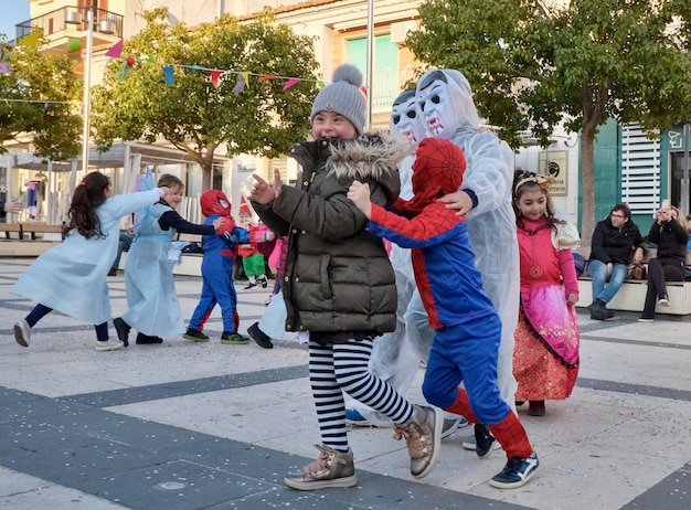 イタリア、シチリア島、マリーナ ディ ラグーザ (ラグーザ県)。 2019年3月2日、町の中央広場でカーニバルで遊ぶ子供たち - 社説