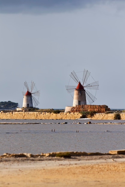 イタリア、シチリア島、マルサラ (トラパニ)、モツィアの塩原と風車