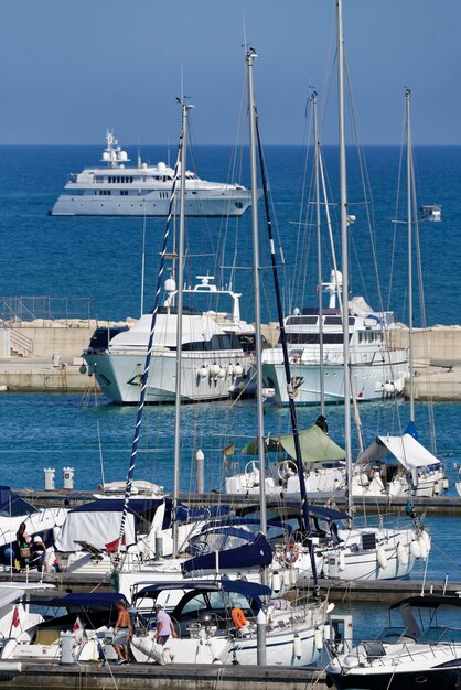 イタリア、シチリア島、地中海、マリーナ ディ ラグーザ。 2015 年 6 月 28 日、マリーナの豪華ヨット - 社説