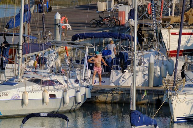 Foto italia sicilia mar mediterraneo marina di ragusa provincia di ragusa 11 settembre 2023 coppia su una barca a vela nel porto editorial