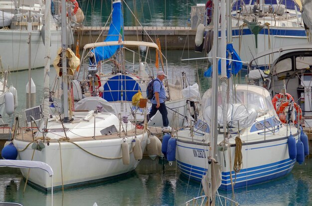 Foto italia sicilia mare mediterraneo marina di ragusa provincia di ragusa 25 ottobre 2023 persone e barche a vela nel porto editorial