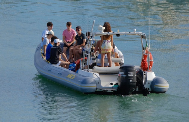 写真 イタリア,シチリア,地中海,マリーナ・ディ・ラグーサ (ラグーサ州); 2023年9月3日,港のゴムボートに乗っている人々 - 編集