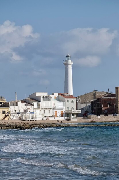 イタリア シチリア 地中海 プンタ・セッカ (ラグーサ州) ビーチと小町の灯台の景色