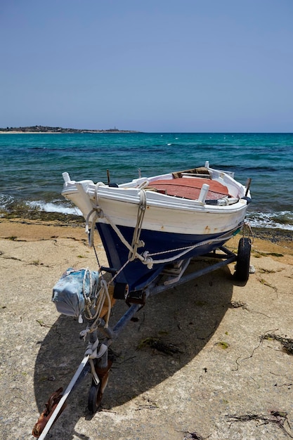 Италия, Сицилия, Средиземное море, Сампиери (провинция Рагуза), деревянная рыбацкая лодка на берегу