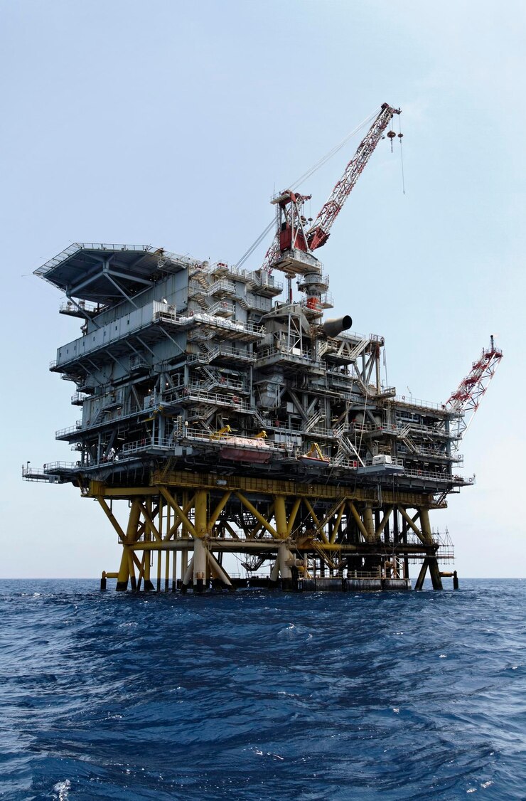Photo italy sicily mediterranean sea sicily channel offshore oil platform off the coast of the island
