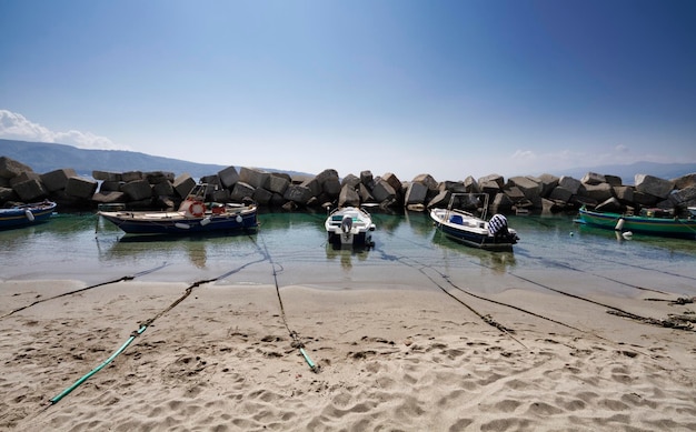 イタリア、シチリア島、メッシーナ、トッレ・ファロ、シチリア海峡、海岸の漁船