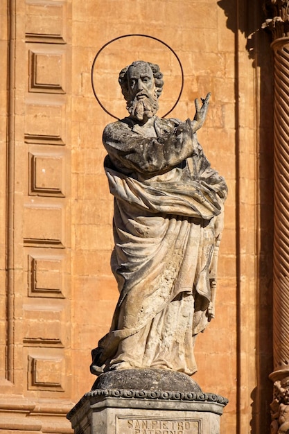 Foto italia sicilia modica provincia di ragusa cattedrale di san pietro facciata barocca e statua religiosa del xviii secolo ac