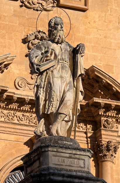 Италия Сицилия Модика Провинция Рагуза Фасад собора Святого Петра в стиле барокко и религиозная статуя 18 век до н.э.