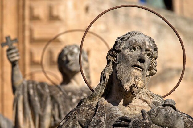 イタリア シチリア モディカ ラグーザ州 セント ピーターズ大聖堂 バロック様式のファサードと宗教像 18 世紀 aC