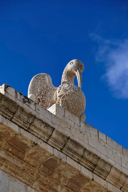 Италия, Сицилия, Ното, провинция Сиракузы, барочная статуя животного на каменной арке Порта-Реале