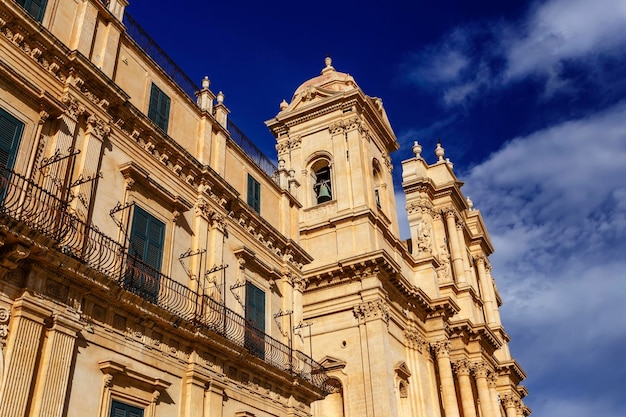 Италия, Сицилия, Ното (провинция Сиракузы), вид на здание в стиле барокко и фасад собора Сан-Николо (1703 г.)