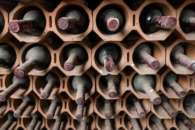 이탈리아 시칠리아 와인 저장고에서 숙성된 오래된 레드 와인 병