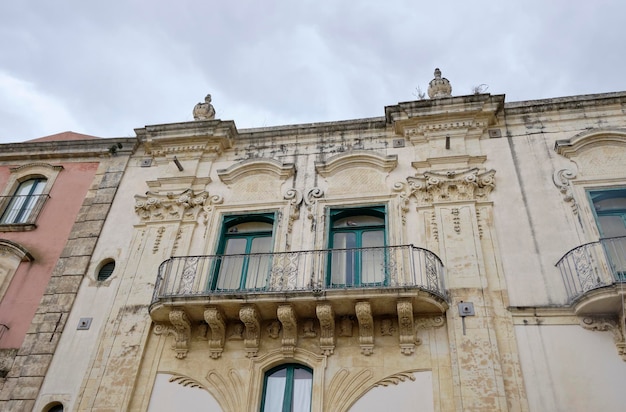 Photo italy sicily palazzolo acreide syracuse province judica palace liberty facade and balcony xviii century