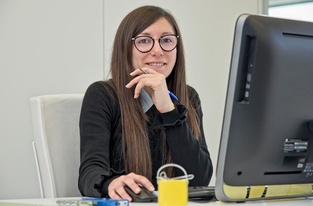Италия, Сицилия, Рагуза; 6 марта 2018 года, женщина, работающая с компьютером в офисе - Редакция