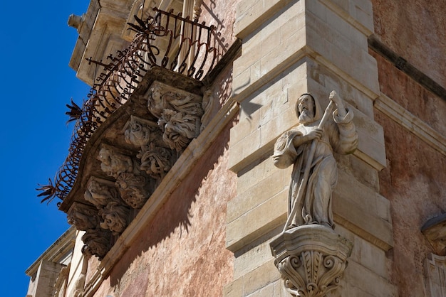 이탈리아, 시칠리아, ragusa ibla, cosentini 궁전 (유네스코 기념물)의 바로크 양식의 외관, 장식용 동상