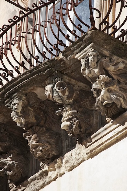 Италия, Сицилия, Рагуза Ибла, барочный фасад дворца Косентини (памятник ЮНЕСКО), декоративные статуи под балконом