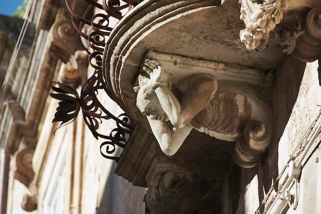 이탈리아, 시칠리아, 라구사 이블라(Ragusa Ibla), 바로크 양식의 궁전 발코니 아래에 있는 원본 동상