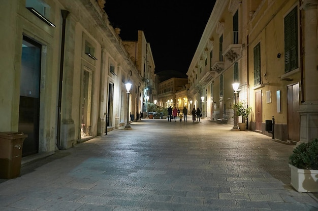 イタリア,シチリア,ラグーサ・イブラ,バロック様式の町を夜歩く人々