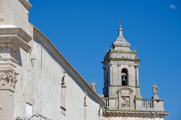 이탈리아 시칠리아의 라구사 이브라 (Ragusa Ibla) 에서 바로크 양식의 세인트 빈센트 페레리 교회 종탑 (A.C. 18세기) 을 볼 수 있다.