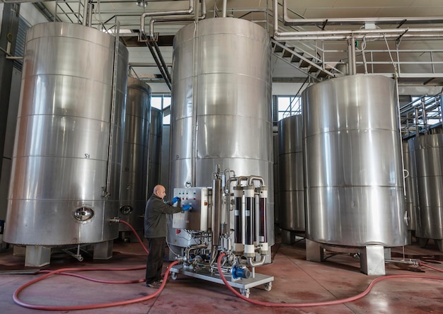와인 공장에 있는 이탈리아 시칠리아 라구사 지방 시골 스테인리스 스틸 와인 용기