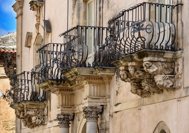 Италия, Сицилия, Рагуза, барочный фасад дворца Закко и балконы (памятник ЮНЕСКО), XVIII век.