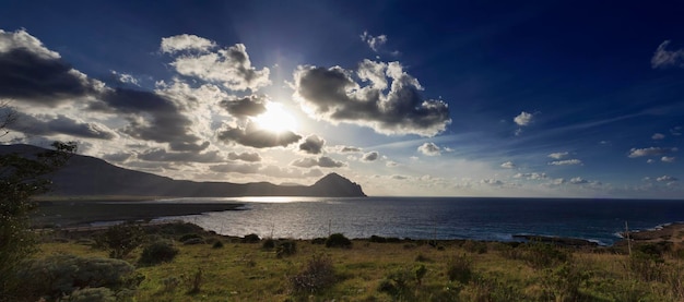 Photo italy, sicily, s.vito lo capo (trapani), view of cofano mount and the tyrrhenian coastline