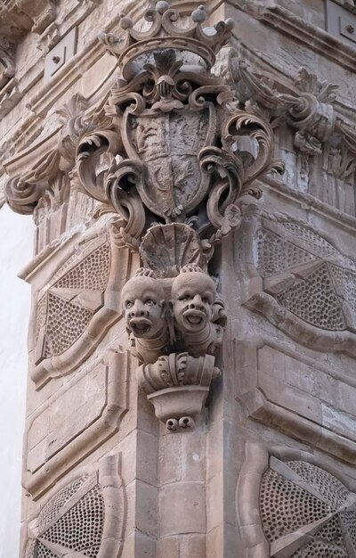 이탈리아 시칠리아 시클리 (라구사 지방) - 장식 동상과 함께 바로크 양식의 베네벤타노 궁전 전면 (기원전 18세기)