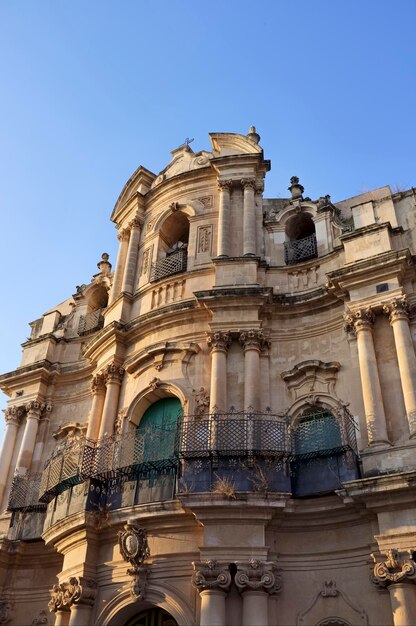 イタリア、シチリア島、シクリ (ラグーザ県)、聖ヨハネのバロック様式の教会のファサード (18 世紀 AC)