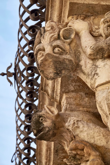 イタリア・シチリア・シクリ (ラグーサ州) ユネスコ・バロック様式のファヴァ宮殿の正面バルコニーの下にある装飾像 (公元前18世紀)