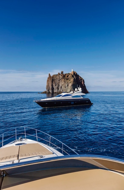 Foto italia sicilia isola di stromboli strombolicchio rock abacus 70 yacht di lusso