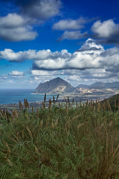 Photo italy, sicily, view of cofano mount and the tyrrhenian coastline from erice (trapani province)