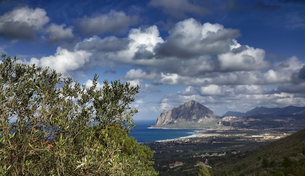 Photo italy, sicily, view of cofano mount and the tyrrhenian coastline from erice (trapani province)