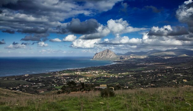 Photo italy, sicily, view of cofano mount and the tyrrhenian coastline from erice (trapani province)