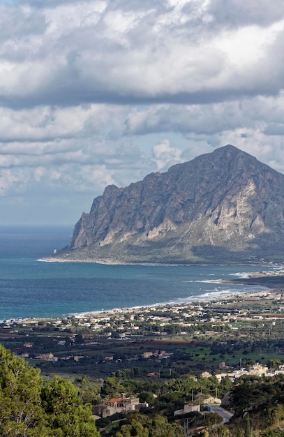 Photo italy, sicily, view of cofano mount and the tyrrhenian coastline from erice (trapani)