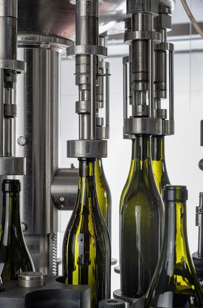 ワイン工場の産業用機械でワインを詰めたイタリア・シチリアのワインボトル