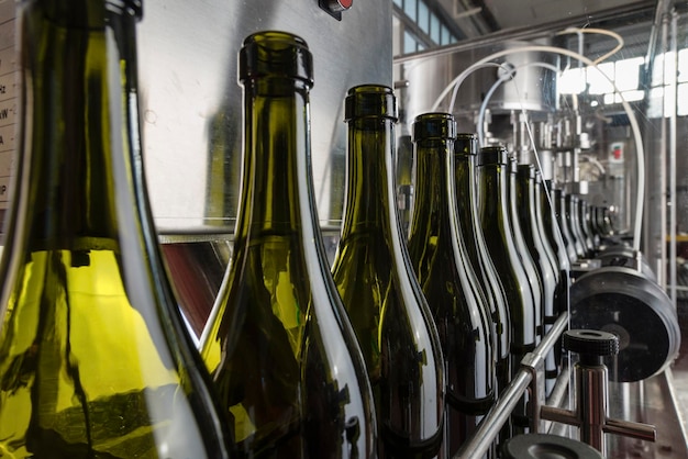 Италия Сицилийские винные бутылки, готовые к мытью и наполнению вином с помощью промышленной машины на винном заводе
