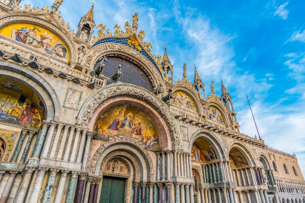 イタリア。日没時のヴェネツィアのサンマルコ寺院