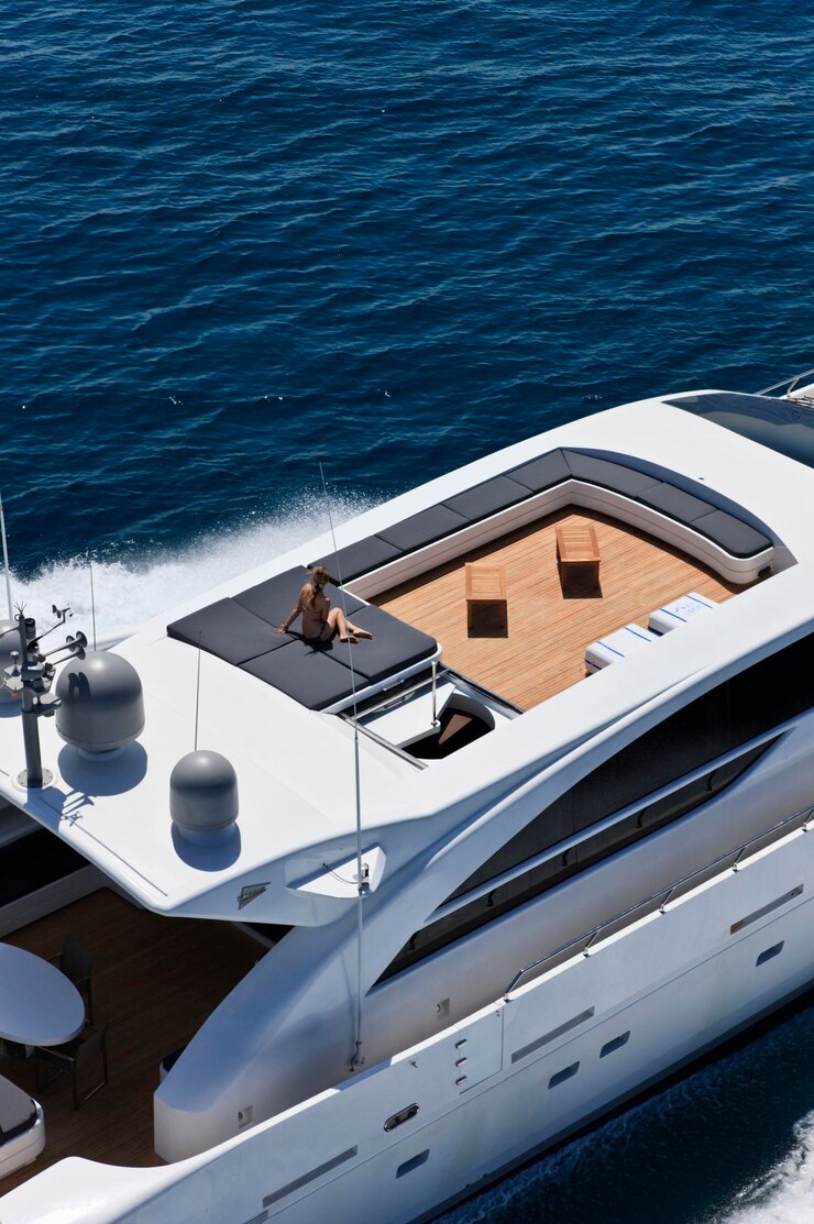 Photo italy, tirrenian sea, off the coast of viareggio, tuscany, luxury yacht tecnomar 36 (36 meters), aerial view
