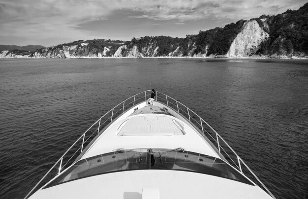 Foto italia toscana isola d'elba vista della costa da uno yacht di lusso azimut 75