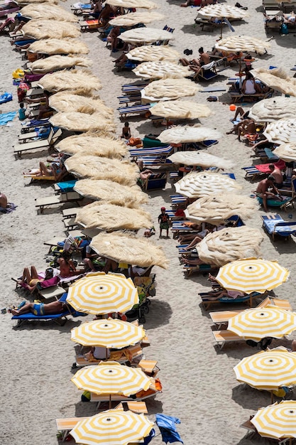 Porto Azzurro 근처의 붐비는 해변의 이탈리아 투스카니 엘바 섬 전망