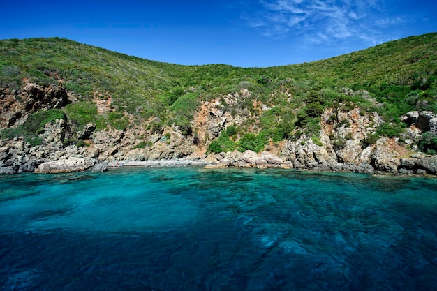 岩の多い海岸線のイタリア トスカーナ エルバ島ビュー