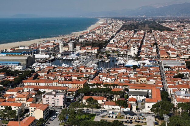 Photo italy, tuscany, viareggio, aerial view of the city and the tirrenian coastline