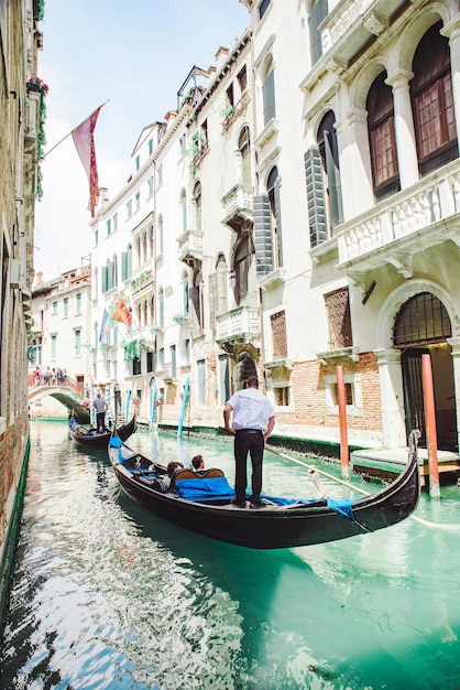 Италия Венеция 25 мая 2019 года люди в гондоле путешествуют по каналу
